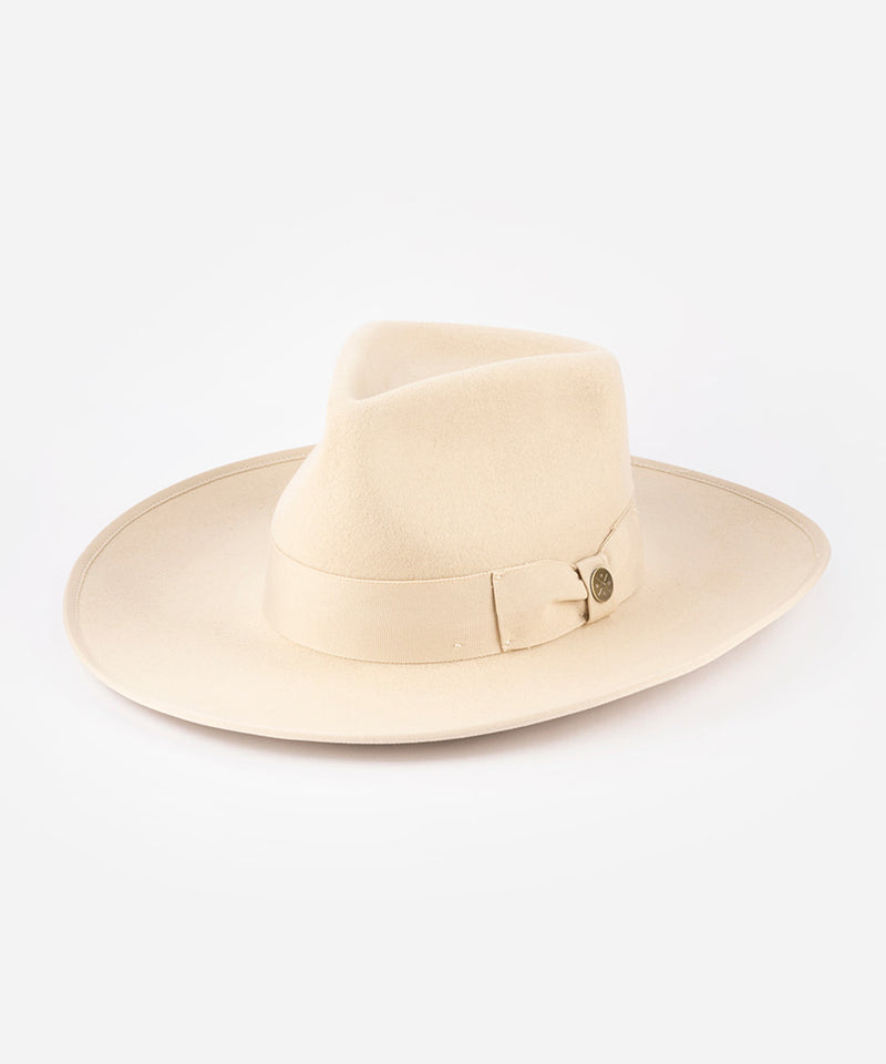 Beige fedora hat with a wide brim on a white background #color_buckskin