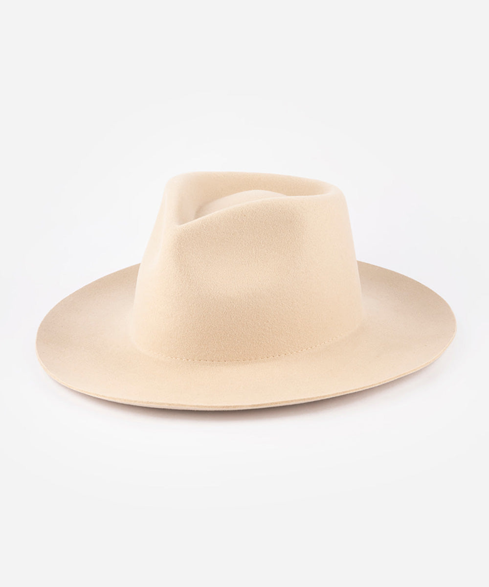 Beige hat on a plain background #color_buckskin