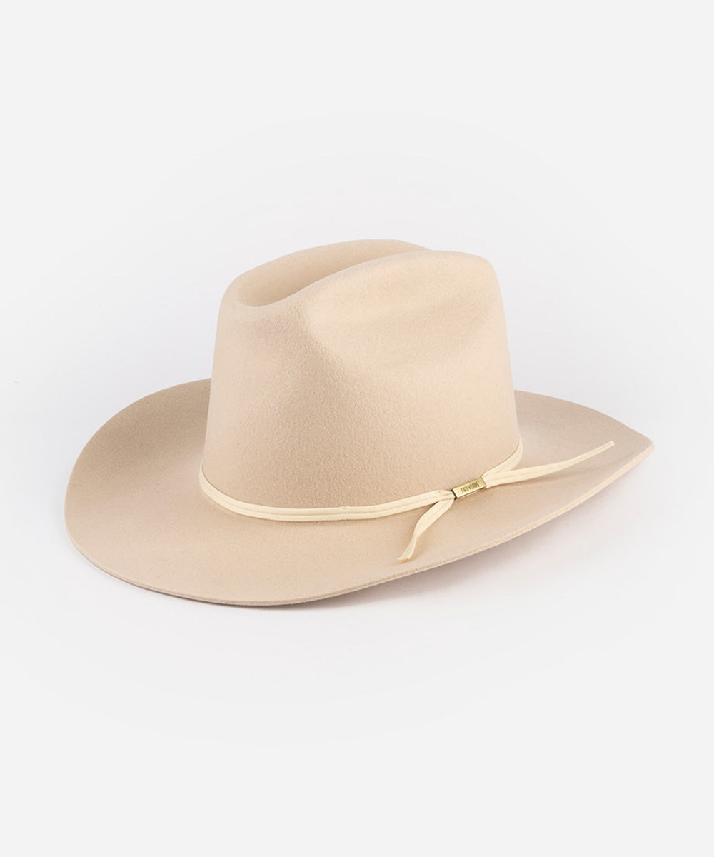 Beige cowboy hat with a ribbon on a white background #color_buckskin
