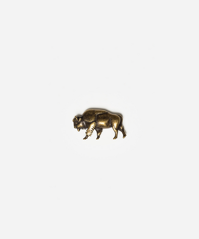 Gold heart-shaped pin on a white background #color_anti gold