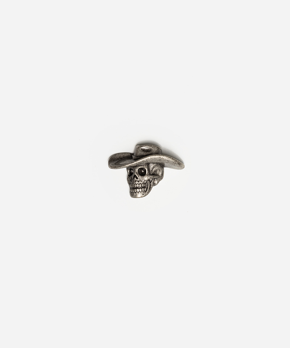 A small metallic skull charm wearing a cowboy hat, shown on a plain light gray background #color_anti silver