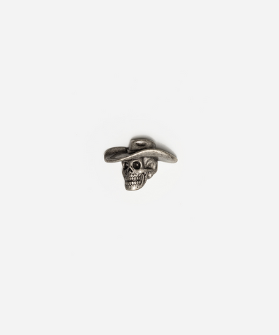 A small metallic skull charm wearing a cowboy hat, shown on a plain light gray background #color_anti silver